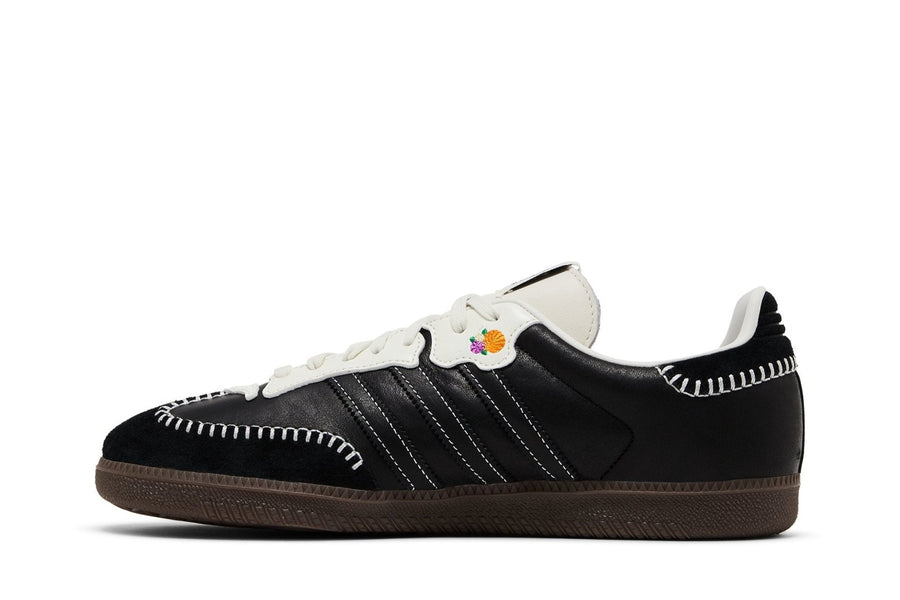 Vista lateral do Adidas adidas Samba Og Dia de Muertos Pack Black mostrando design do cabedal e logo da marca
