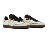 Vista frontal do Adidas adidas Samba Og Dia de Muertos Pack Off White mostrando biqueira e costuras