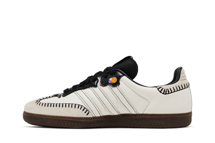 Vista lateral do Adidas adidas Samba Og Dia de Muertos Pack Off White mostrando design do cabedal e logo da marca