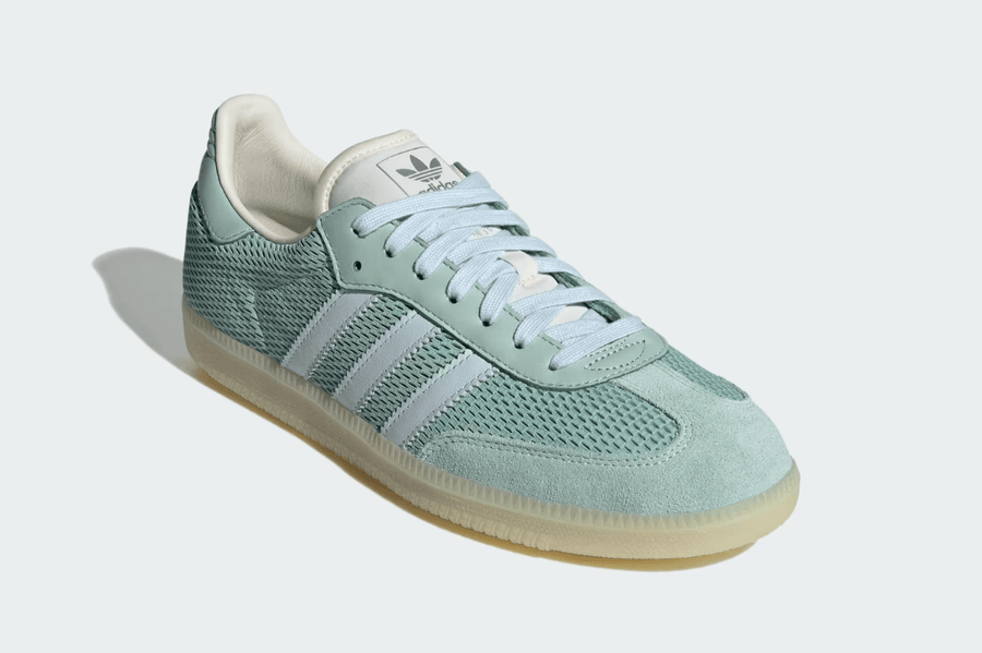 Vista traseira do Adidas Adidas Samba OG Hazy Green Sky Tint mostrando calcanheira e detalhes do solado