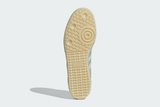 Vista frontal do Adidas Adidas Samba OG Hazy Green Sky Tint mostrando biqueira e costuras