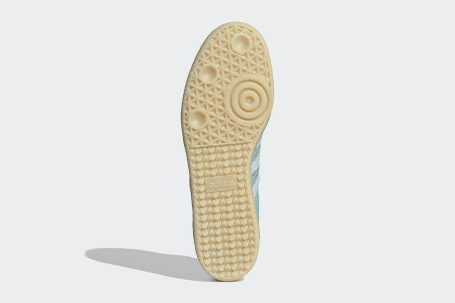 Vista frontal do Adidas Adidas Samba OG Hazy Green Sky Tint mostrando biqueira e costuras