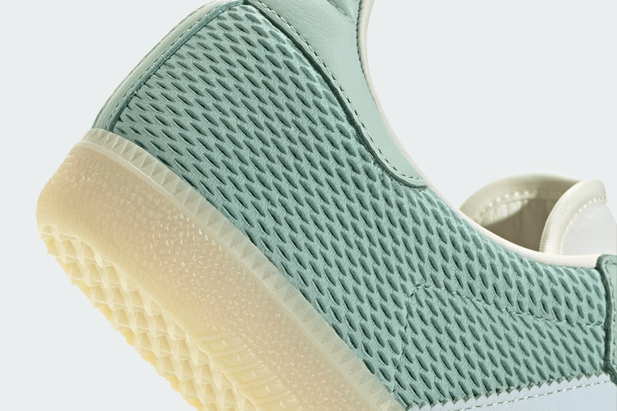 Vista na caixa do Adidas Adidas Samba OG Hazy Green Sky Tint mostrando embalagem original da marca
