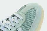Vista em detalhe do Adidas Adidas Samba OG Hazy Green Sky Tint mostrando textura do material e acabamento