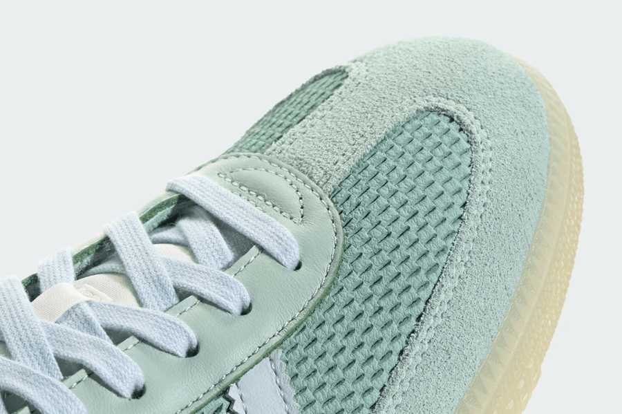 Vista em detalhe do Adidas Adidas Samba OG Hazy Green Sky Tint mostrando textura do material e acabamento