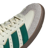 Vista superior do Adidas adidas Samba OG Ivory Collegiate Green mostrando abertura, lingueta e cadarços
