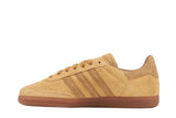 Vista lateral do Adidas adidas Samba OG JJJJound Mesa mostrando design do cabedal e logo da marca