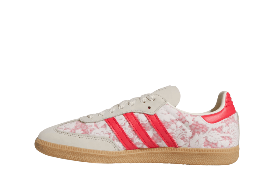 Vista lateral do Adidas Adidas Samba OG Liberty London Better Scarlet mostrando design do cabedal e logo da marca