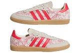 Vista em detalhe do Adidas Adidas Samba OG Liberty London Better Scarlet mostrando textura do material e acabamento