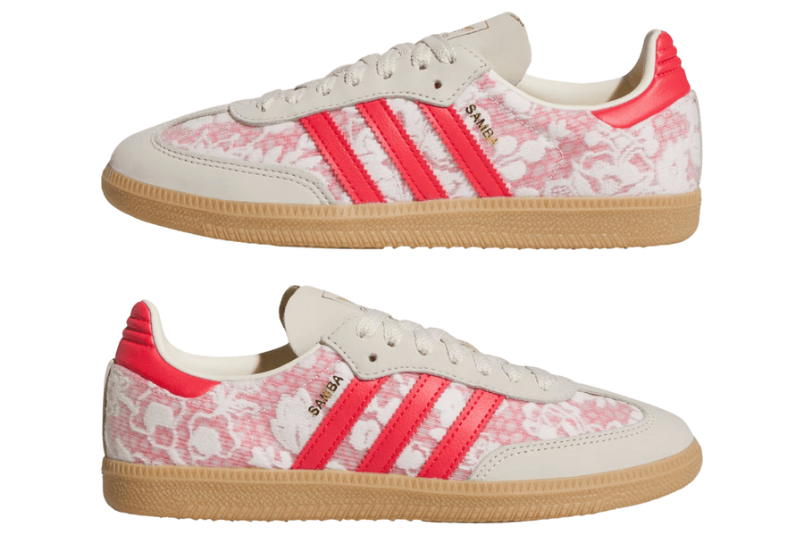 Vista em detalhe do Adidas Adidas Samba OG Liberty London Better Scarlet mostrando textura do material e acabamento