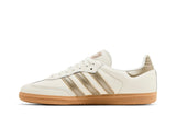 Vista lateral do Adidas adidas Samba Og Off White Cyber Metallic mostrando design do cabedal e logo da marca