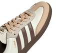 Vista do solado do Adidas Adidas Samba OG Off White Earth Strata Gum mostrando padrão de tração e tecnologia de amortecimento
