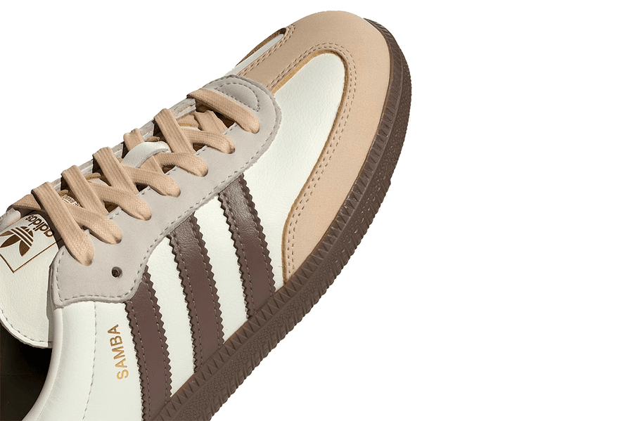 Vista do solado do Adidas Adidas Samba OG Off White Earth Strata Gum mostrando padrão de tração e tecnologia de amortecimento