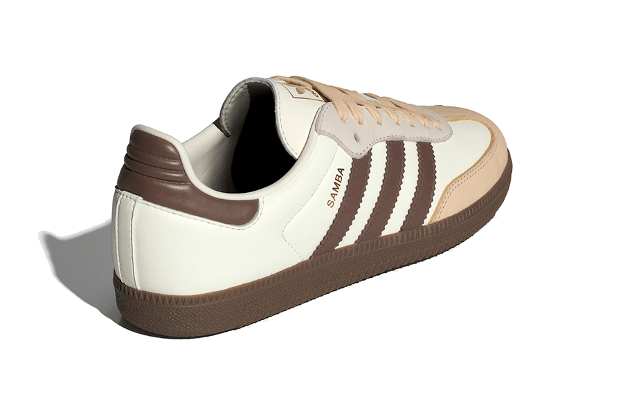Vista superior do Adidas Adidas Samba OG Off White Earth Strata Gum mostrando abertura, lingueta e cadarços