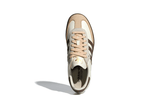 Vista em detalhe do Adidas Adidas Samba OG Off White Earth Strata Gum mostrando textura do material e acabamento