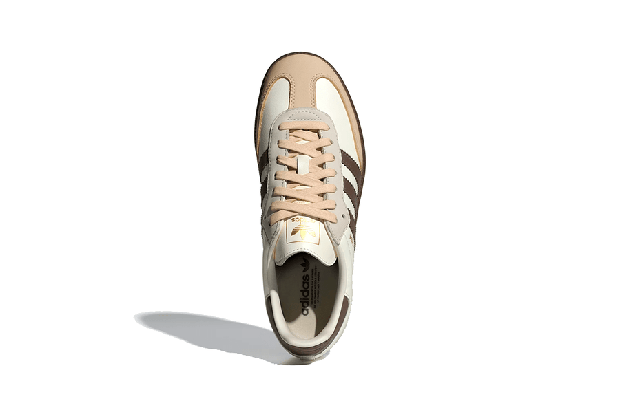 Vista em detalhe do Adidas Adidas Samba OG Off White Earth Strata Gum mostrando textura do material e acabamento