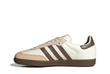 Vista lateral do Adidas Adidas Samba OG Off White Earth Strata Gum mostrando design do cabedal e logo da marca