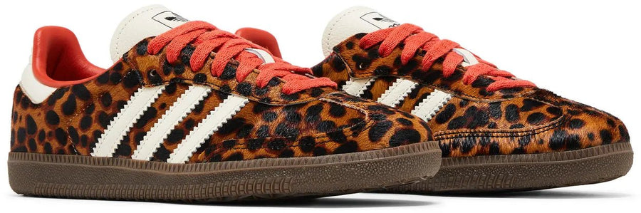 Vista frontal do Adidas adidas Samba Og Preloved Red Leopard Pack mostrando biqueira e costuras