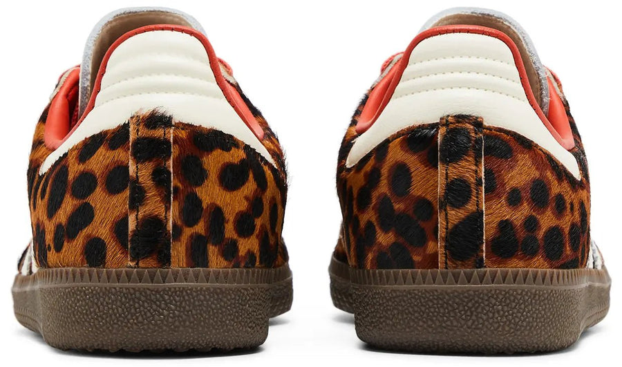 Vista superior do Adidas adidas Samba Og Preloved Red Leopard Pack mostrando abertura, lingueta e cadarços