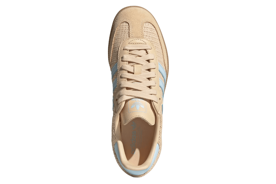 Vista lateral do Adidas Adidas Samba OG Sanda Strata Sky Tint mostrando design do cabedal e logo da marca