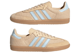 Vista em detalhe do Adidas Adidas Samba OG Sanda Strata Sky Tint mostrando textura do material e acabamento