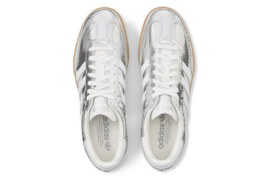 Vista traseira do Adidas Adidas Samba OG Silver Metallic Cracked Leather Prateado mostrando calcanheira e detalhes do solado