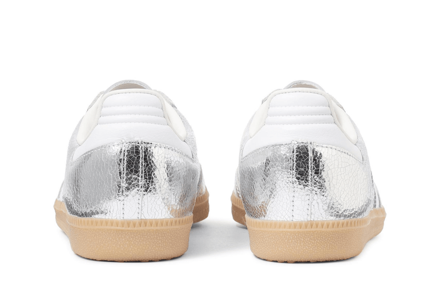 Vista frontal do Adidas Adidas Samba OG Silver Metallic Cracked Leather Prateado mostrando biqueira e costuras