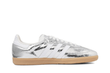 Vista lateral do Adidas Adidas Samba OG Silver Metallic Cracked Leather Prateado mostrando design do cabedal e logo da marca