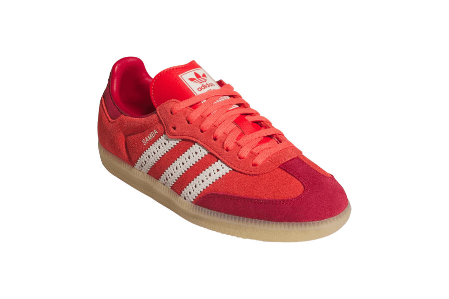 Vista traseira do Adidas Adidas Samba OG Valentine's Day mostrando calcanheira e detalhes do solado