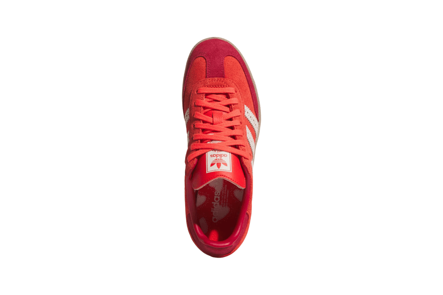 Vista frontal do Adidas Adidas Samba OG Valentine's Day mostrando biqueira e costuras