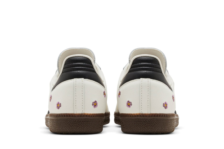 Vista superior do Adidas adidas Samba Og White Floral Embroidery mostrando abertura, lingueta e cadarços