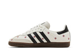 Vista lateral do Adidas adidas Samba Og White Floral Embroidery mostrando design do cabedal e logo da marca