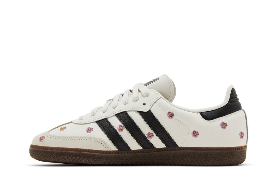 Vista lateral do Adidas adidas Samba Og White Floral Embroidery mostrando design do cabedal e logo da marca