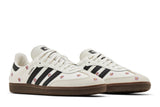 Vista frontal do Adidas adidas Samba Og White Floral Embroidery mostrando biqueira e costuras