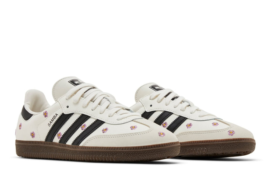 Vista frontal do Adidas adidas Samba Og White Floral Embroidery mostrando biqueira e costuras