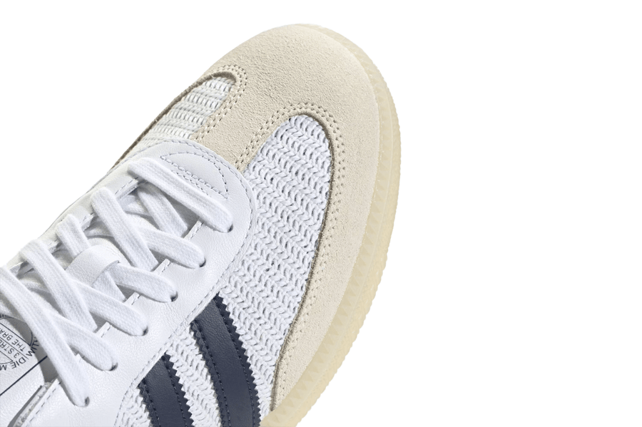 Vista superior do Adidas Adidas Samba OG White Night Indigo mostrando abertura, lingueta e cadarços