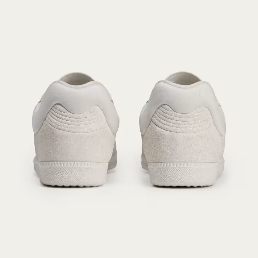 Vista traseira do Adidas adidas Samba Og x Dingyun Zhang White Vapour mostrando calcanheira e detalhes do solado