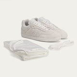 Vista superior do Adidas adidas Samba Og x Dingyun Zhang White Vapour mostrando abertura, lingueta e cadarços