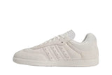 Vista lateral do Adidas adidas Samba Og x Dingyun Zhang White Vapour mostrando design do cabedal e logo da marca