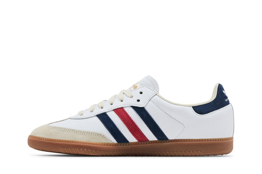 Vista lateral do Adidas adidas Samba Og x Sporty & Rich USA mostrando design do cabedal e logo da marca