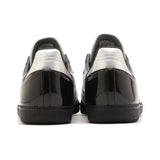 Vista superior do Adidas adidas Samba x Atmos Tuxedo mostrando abertura, lingueta e cadarços