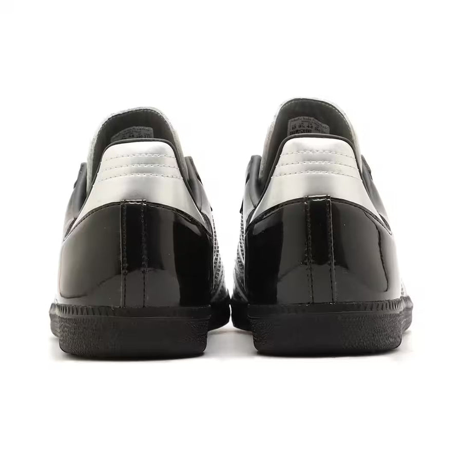 Vista superior do Adidas adidas Samba x Atmos Tuxedo mostrando abertura, lingueta e cadarços