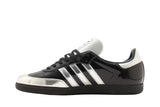 Vista lateral do Adidas adidas Samba x Atmos Tuxedo mostrando design do cabedal e logo da marca