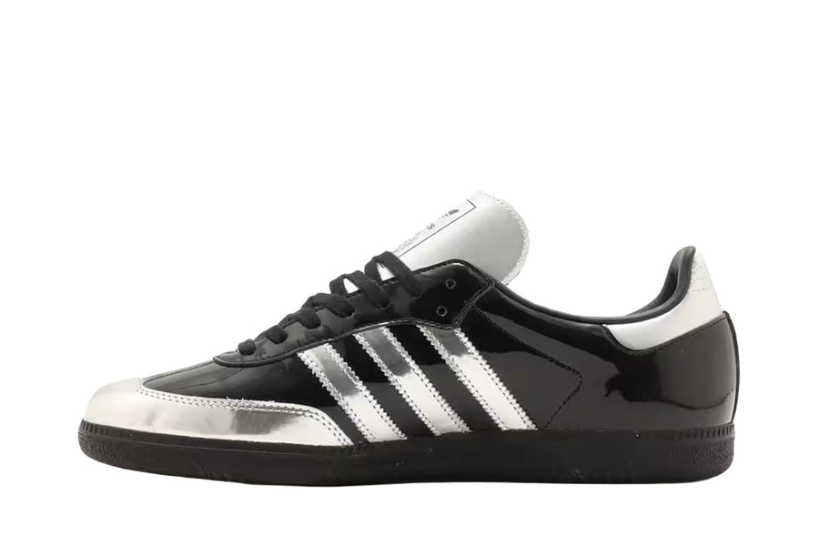 Vista lateral do Adidas adidas Samba x Atmos Tuxedo mostrando design do cabedal e logo da marca