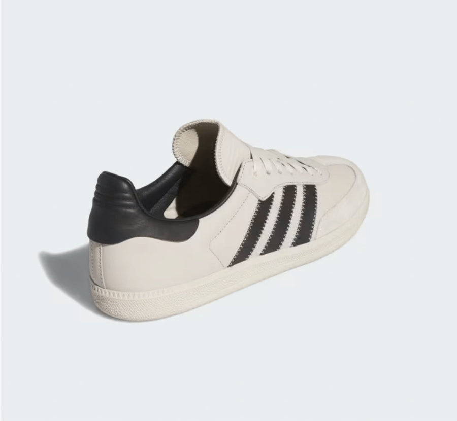 Vista traseira do Adidas adidas Samba x Humanrace Core Black mostrando calcanheira e detalhes do solado