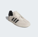 Vista superior do Adidas adidas Samba x Humanrace Core Black mostrando abertura, lingueta e cadarços
