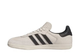 Vista lateral do Adidas adidas Samba x Humanrace Core Black mostrando design do cabedal e logo da marca