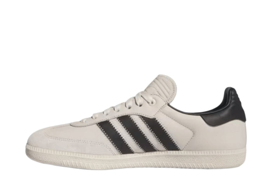 Vista lateral do Adidas adidas Samba x Humanrace Core Black mostrando design do cabedal e logo da marca