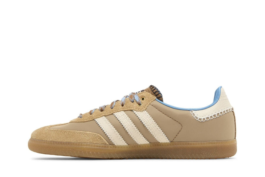 Vista lateral do Adidas adidas Samba x Wales Bonner Wonder White mostrando design do cabedal e logo da marca