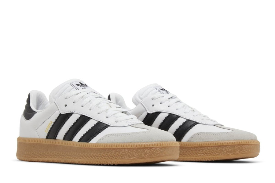 Vista frontal do Adidas adidas Samba XLG Cloud White mostrando biqueira e costuras